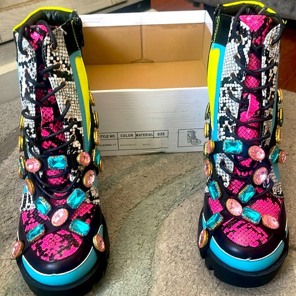 Women’s Boot Heels Size 7 NEVER WORN !!!! - Picture 2 of 3